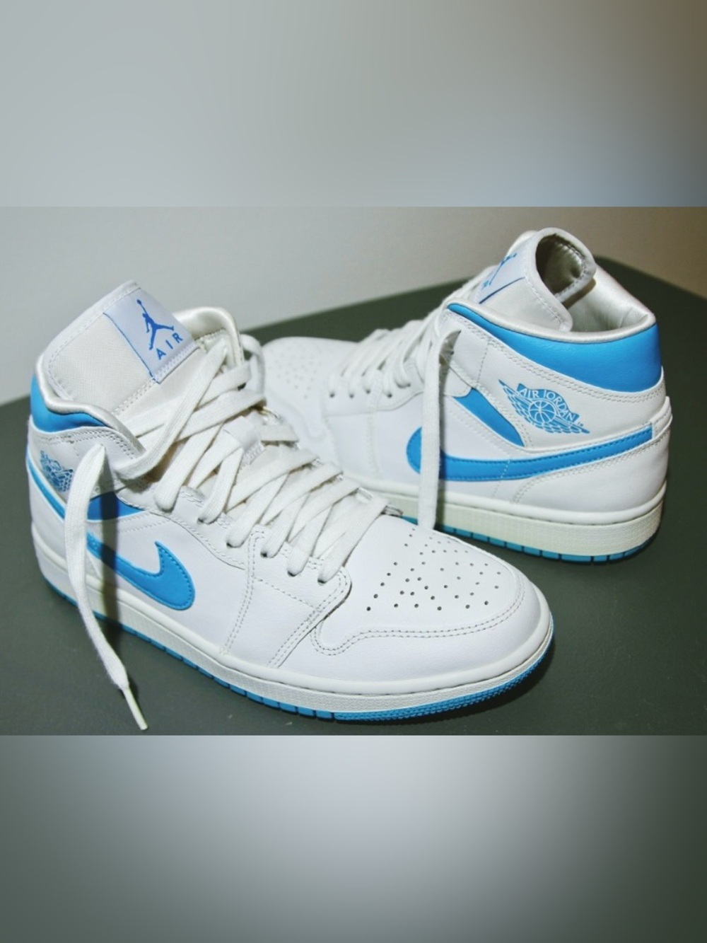 Air Jordan 1 Mid "UNC" Sneakers